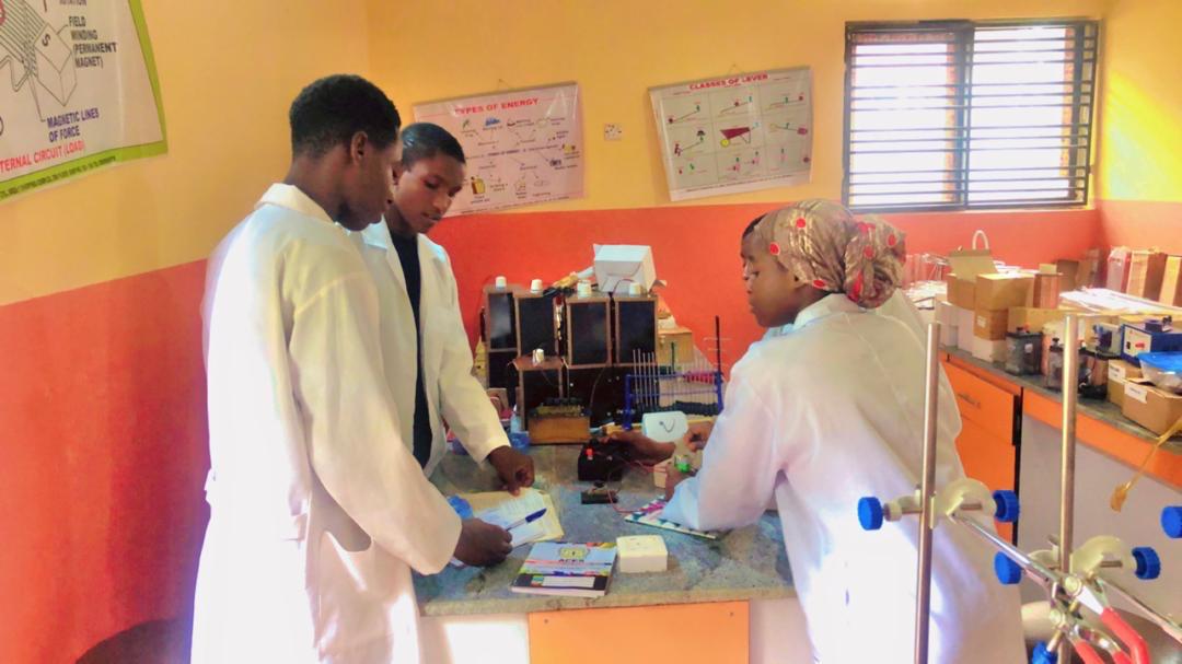 A supervised physics practical session at ACES